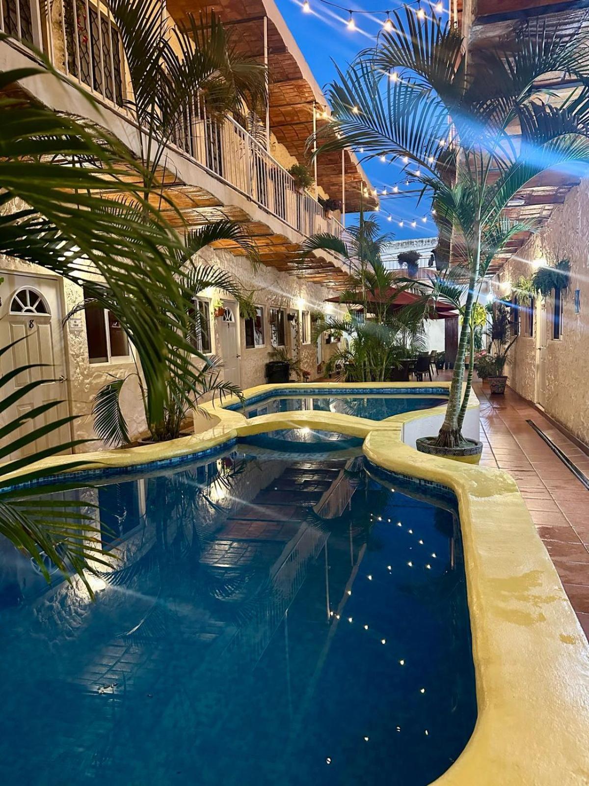 Bungalows Las Glorias 瓜亚比托斯 外观 照片
